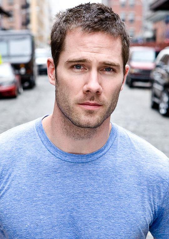 卢克·马可法莱恩 Luke Macfarlane照片