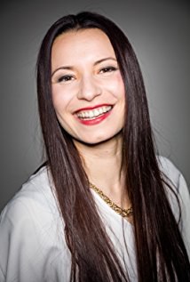 安娜·左拉·贝哈赫德 Anne Zohra Berrached照片