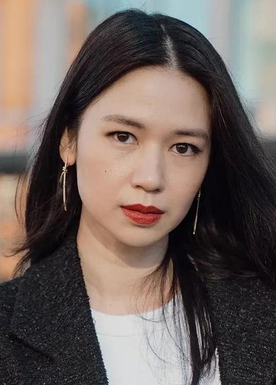劳拉·巴苏基 Laura Basuki照片