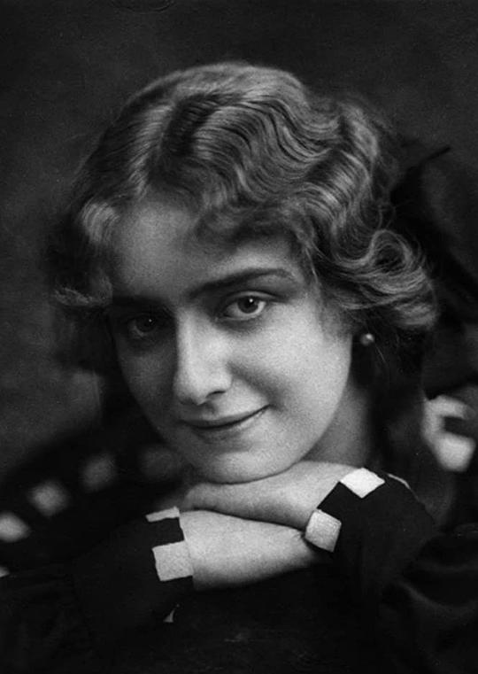 Lotte Neumann照片