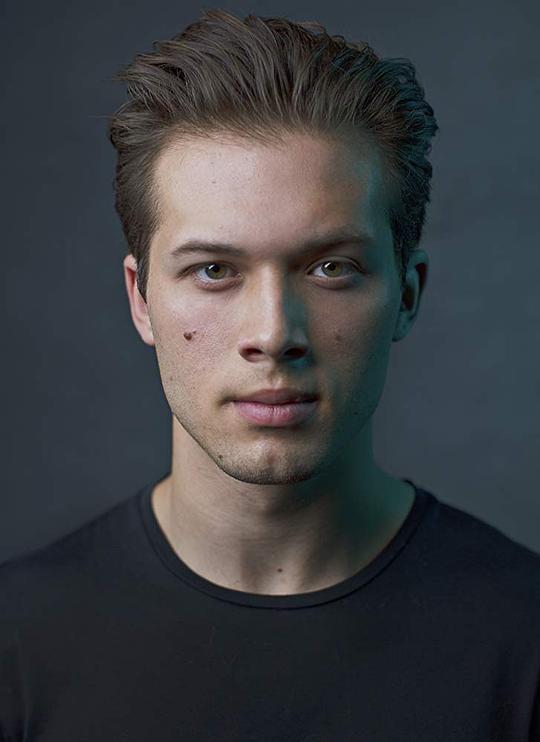 里奥·霍华德 Leo Howard照片