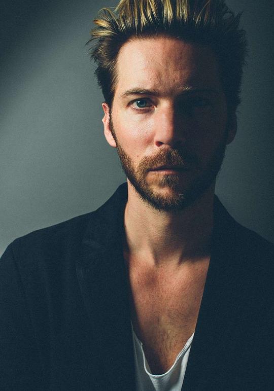 特洛伊·贝克 Troy Baker照片