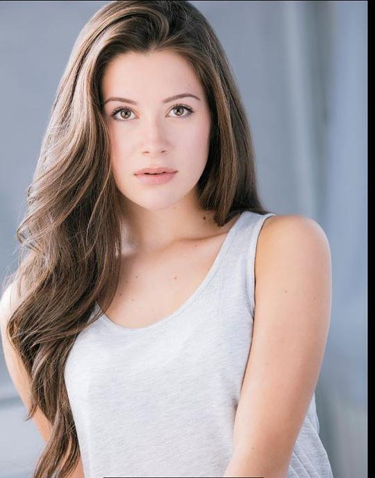 娜塔莎·卡利斯 Natasha Calis照片