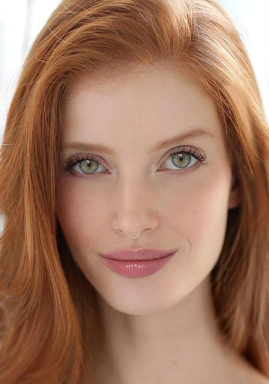 克莱尔·福莱森 Claire Friesen照片
