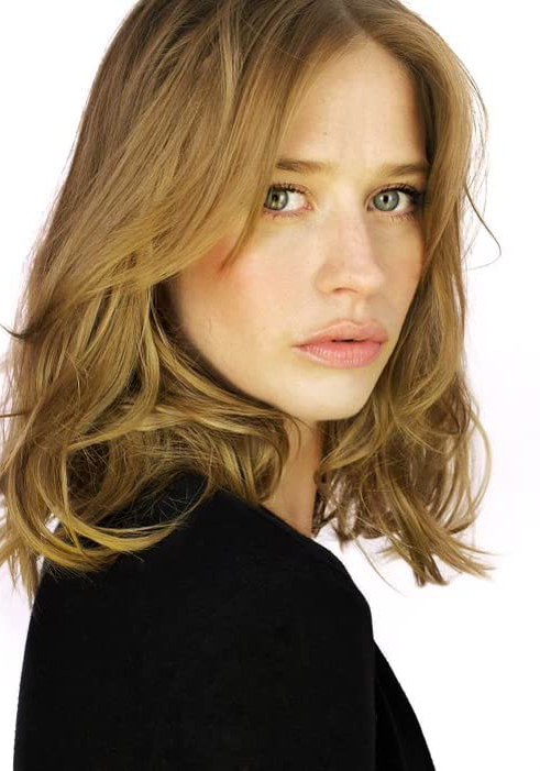 Camille Stopps照片