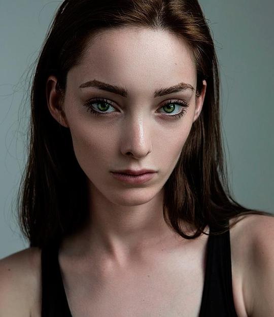 艾玛·杜蒙特 Emma Dumont照片