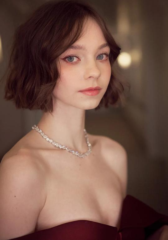 艾玛·迈尔斯 Emma Myers照片