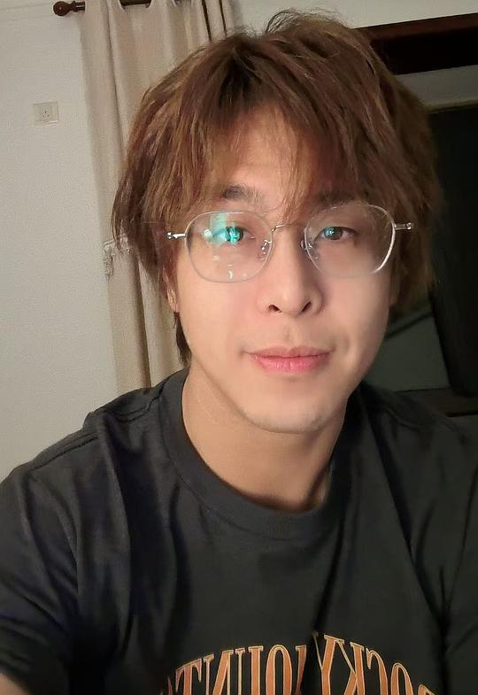屈亦张照片