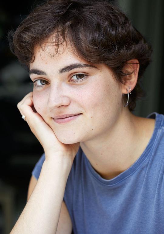 海伦娜·卡特兰 Hélène Cattelain照片