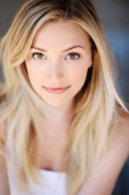 布里安娜·豪伊 Brianne Howey照片