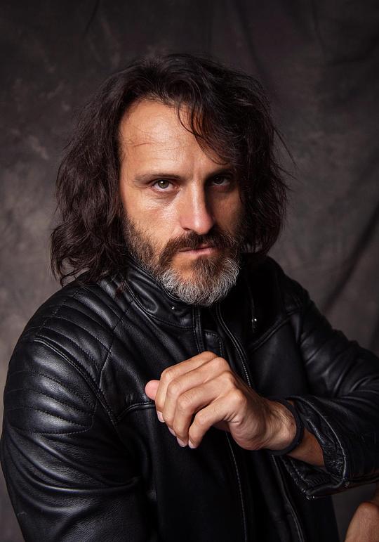艾米利亚诺·哈桑 Emiliano Hasan照片