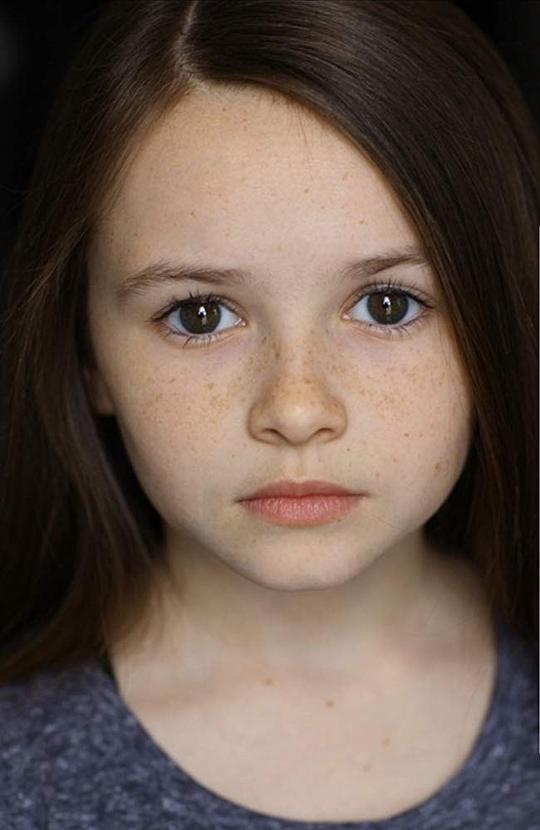 凯莱·弗莱明 Cailey Fleming照片