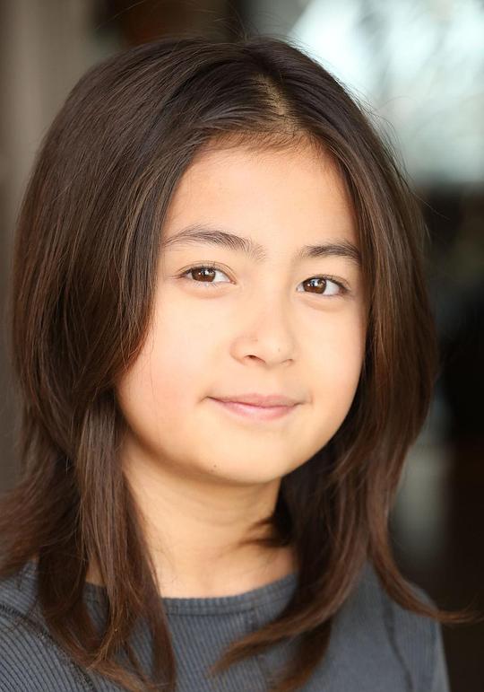 马德琳·尤娜·沃伊尔斯 Madeleine Yuna Voyles照片