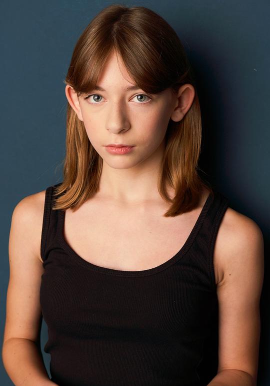 Phoebe Ferro照片