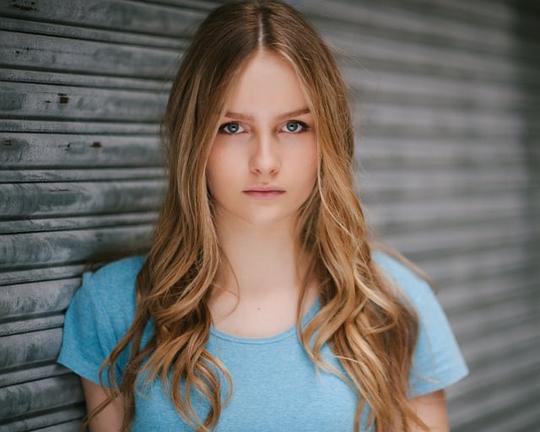 奥利维亚·德容格 Olivia DeJonge照片