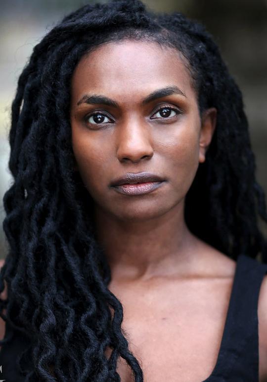 伊绍拉·巴贝-布朗 Isaura Barbé-Brown照片