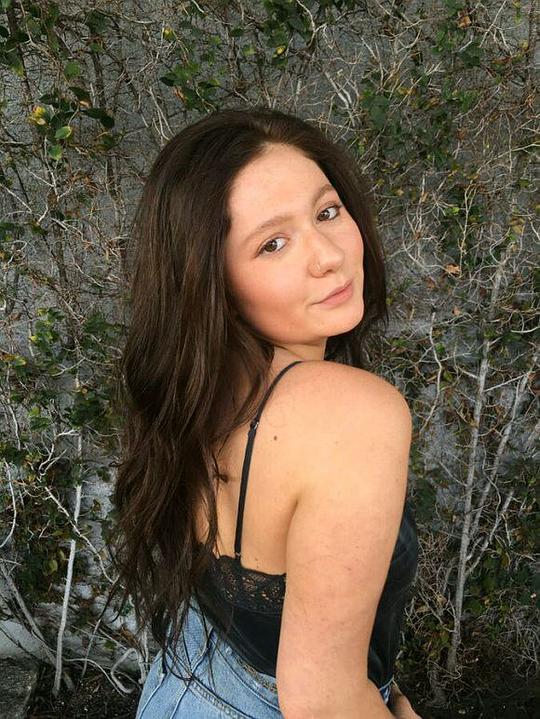 艾玛·肯尼 Emma Kenney照片