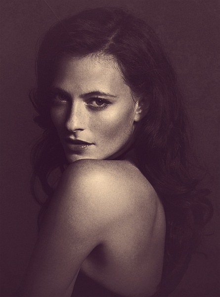 劳拉·普沃 Lara Pulver照片
