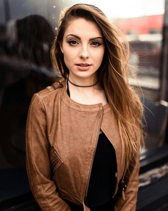 卡罗琳·沃德 Caroline Ward照片