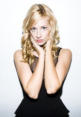 贝丝·比厄 Beth Behrs照片