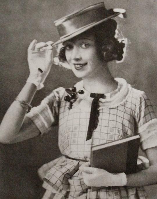 埃丝特·霍华德 Esther Howard照片