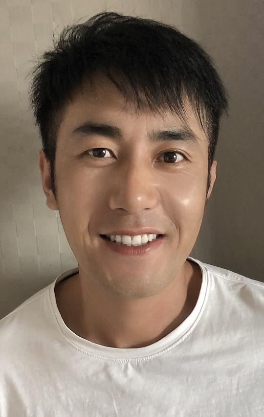闫铜照片