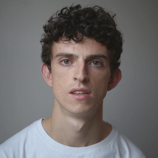 多米尼克·霍尔姆斯 Dominic Holmes照片