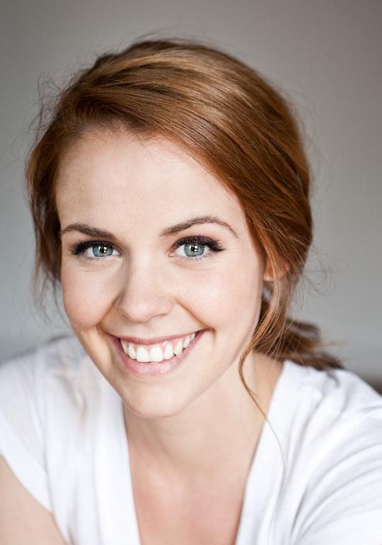 诺米·奥法雷尔 Noémie O'Farrell照片