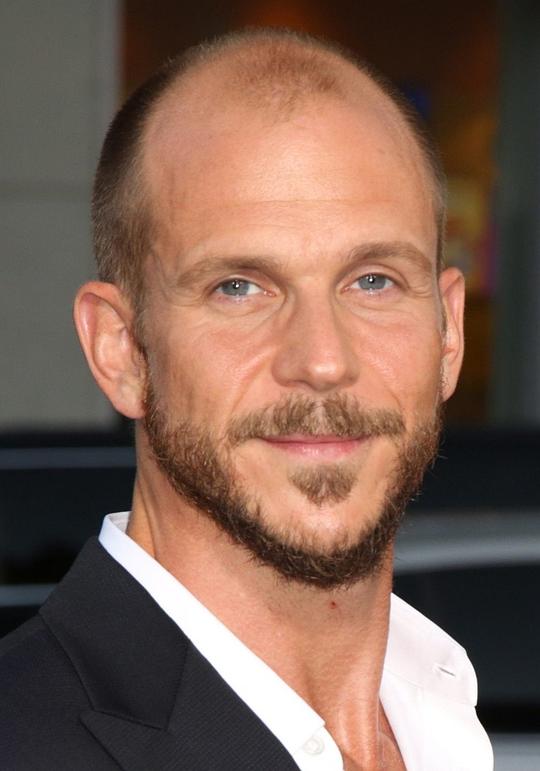 古斯塔·斯卡斯加德 Gustaf Skarsgård照片
