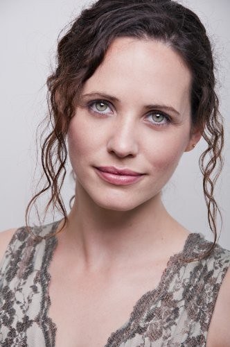 Melanie Lyons照片