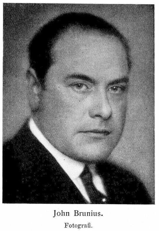 约翰·布吕纽斯 John W. Brunius照片