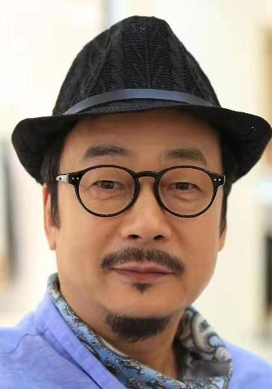 张立照片