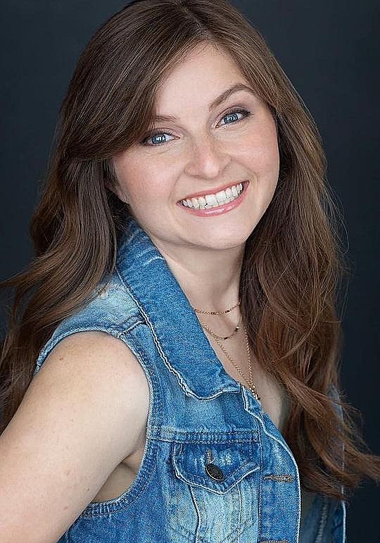 莉兹·弗里曼 Lizzie Freeman照片