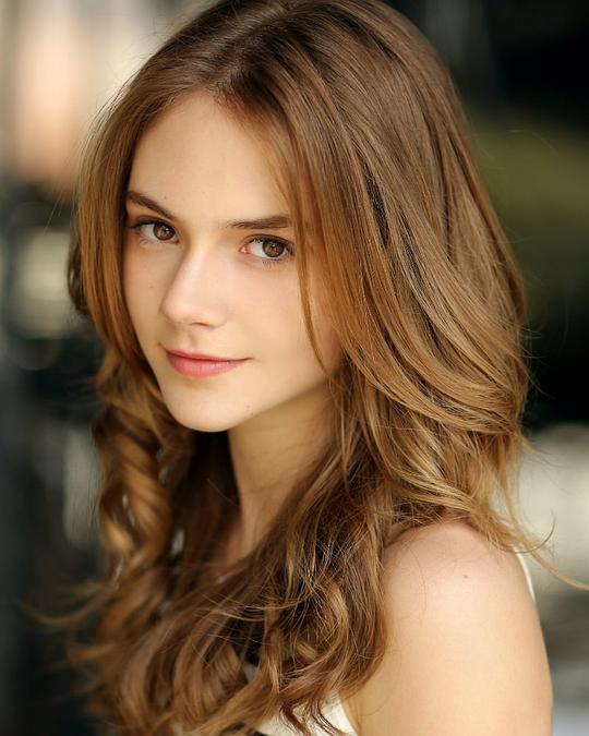 艾米莉亚·琼斯 Emilia Jones照片