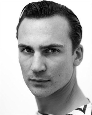 亨利·劳埃德-休斯 Henry Lloyd-Hughes照片