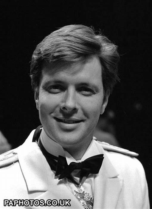 伊恩·奥格尔维 Ian Ogilvy照片