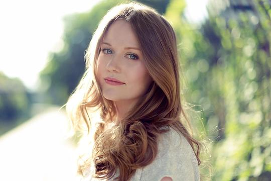 卡拉·西奥博尔德 Cara Theobold照片