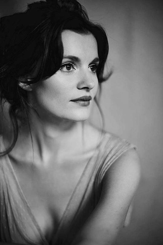 艾米莉·巴伯 Emily Barber照片