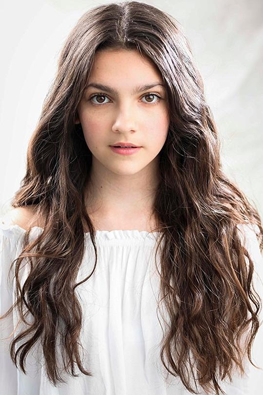 艾米丽·凯里 Emily Carey照片