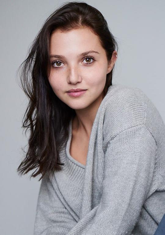 米娅·麦肯纳·布鲁斯 Mia McKenna-Bruce照片