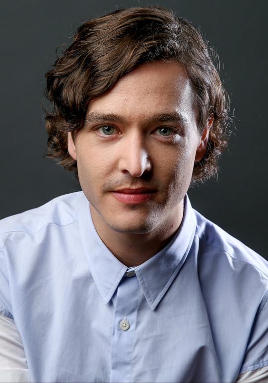 亚历山大·维拉赫斯 Alexander Vlahos照片