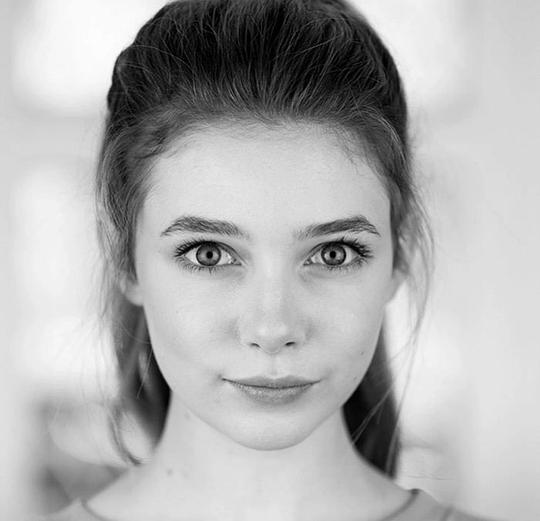 埃莉诺•沃辛顿-考克斯 Eleanor Worthington-Cox照片