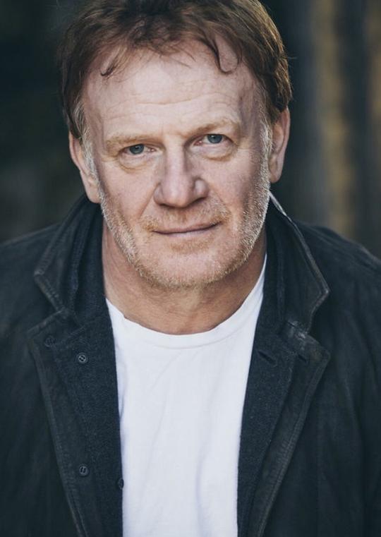 马克·路易斯·琼斯 Mark Lewis Jones照片