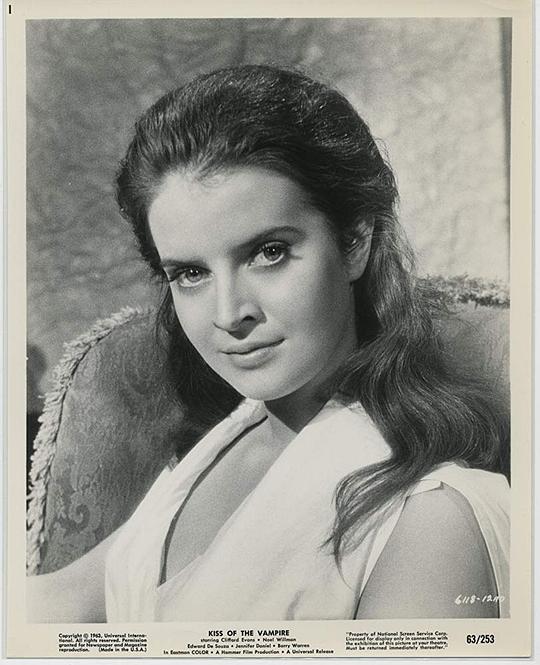 Isobel Black照片