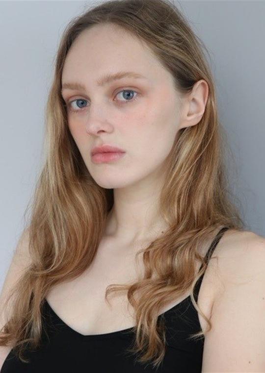 莉莉·塔耶布 Lily Taieb照片
