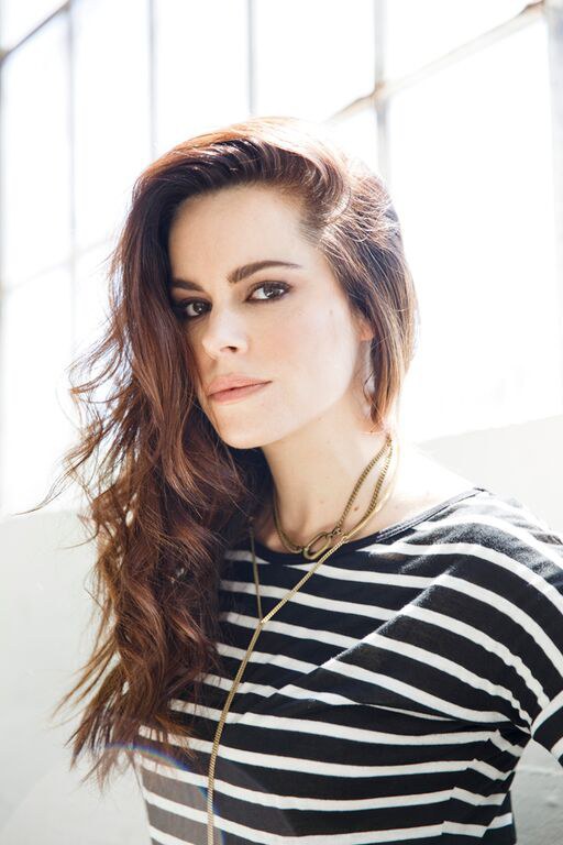 埃米丽·汉普希尔 Emily Hampshire照片