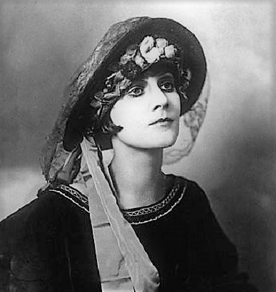 布兰丁·埃宾格尔 Blandine Ebinger照片